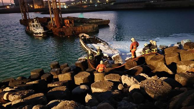 警消到場灑水搶救，火勢在40分鐘後控制，所幸無人傷亡。（翻攝畫面／李俊淇新北傳真）