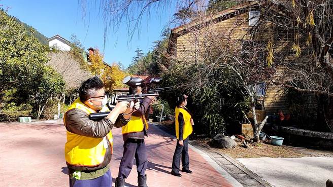 驅猴時使用無殺傷力的漆彈槍，主要為威嚇及驅趕猴群遠離遊憩區域，漆彈也可自然分解，不會傷害猴子也不會危害環境。（東勢林管處提供／王文吉台中傳真）