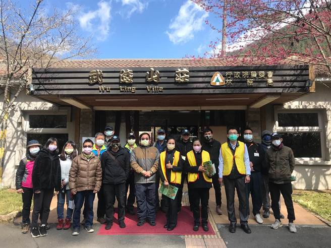 東勢林區管理處、雪霸國家公園管理處、武陵農場、富野渡假村等單位共同組成人猴衝突巡護隊來降低衝突事件，巡護隊員都要先受過訓練，值勤時穿著背心並且要跟遊客宣導正確的防猴知識。（東勢林管處提供／王文吉台中傳真）