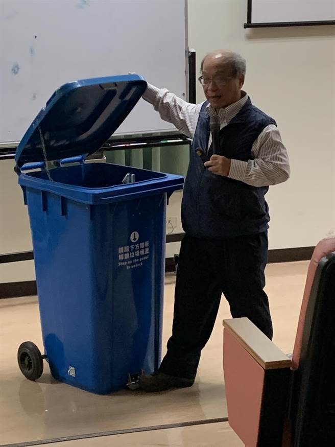 東勢林管處委託林良恭老師團隊設計的防猴垃圾桶，需先以腳踏方式解鎖後才能開蓋，兩段式動作能避免獼猴翻取垃圾桶內食物，減少獼猴在垃圾桶附近群聚、滋擾遊客。（東勢林管處提供／王文吉台中傳真）