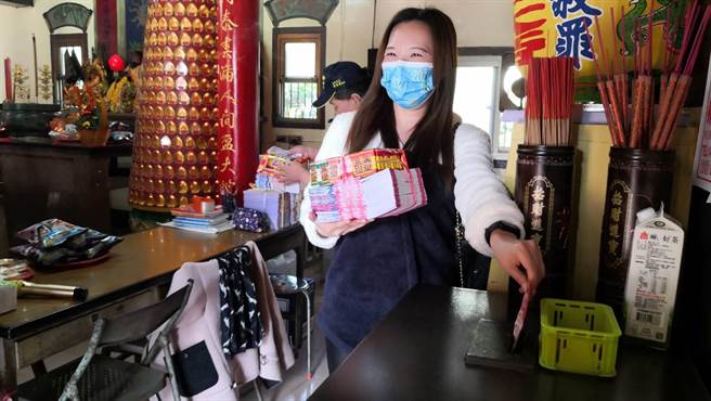 庙方人员事后也请示三界公，表示因为疫情关，大家都很辛苦，因此不同意涨价，希望让信眾自由添加。(庙方提供／吴建辉彰化传真)