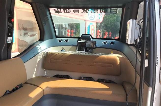 「Win Bus」无人自动驾驶小巴，国际级SAE4阶安全、自动紧急煞车、自动巡航控制等。（陈可文摄）