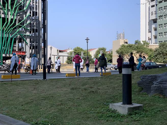 採檢排隊人龍已不如上午爆量，下午場僅有零星的人潮。（姜霏攝）