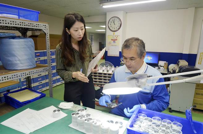 勞動部雲嘉南分署持續推動中高齡企業輔導團，到轄區企業進行免費輔導，藉由打造友善中高齡職場環境，盼讓更多中高齡員工能續留職場。（劉秀芬攝）