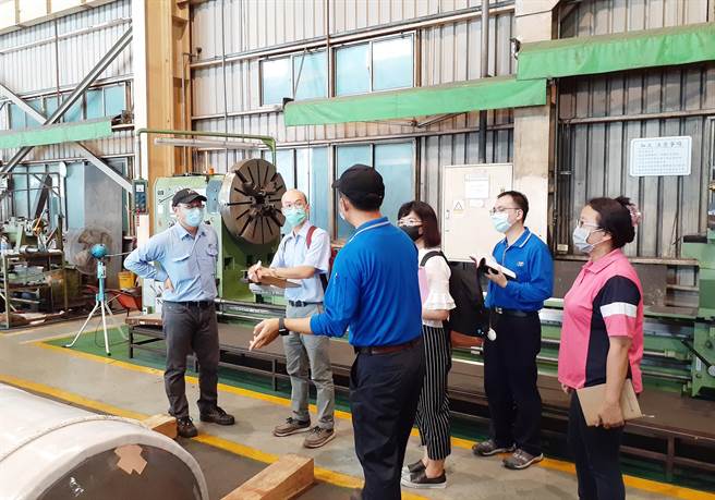 中高齡企業輔導圖4年來已協助超過960家次雲嘉南企業改善工作環境，讓中高齡人才就業更有力。（劉秀芬攝）