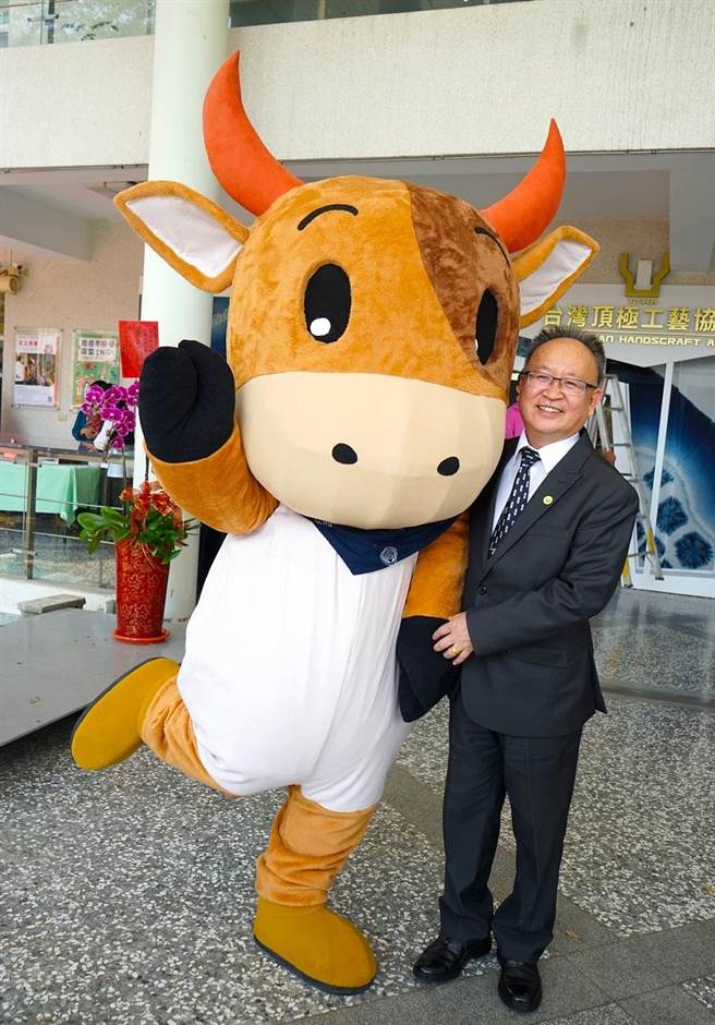 2021工藝中心春節吉祥物「牛寶」和民眾慶新春，工藝中心代理主任江瑞燐（右）亦共同合影。（黃立杰攝）