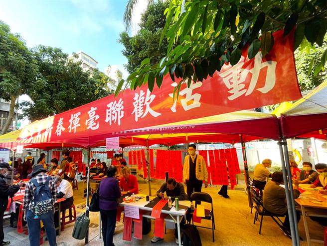 龙生里沈凤云里长邀请「社区好邻居」永庆房屋合作举办新春挥毫。(图/永庆房屋提供)