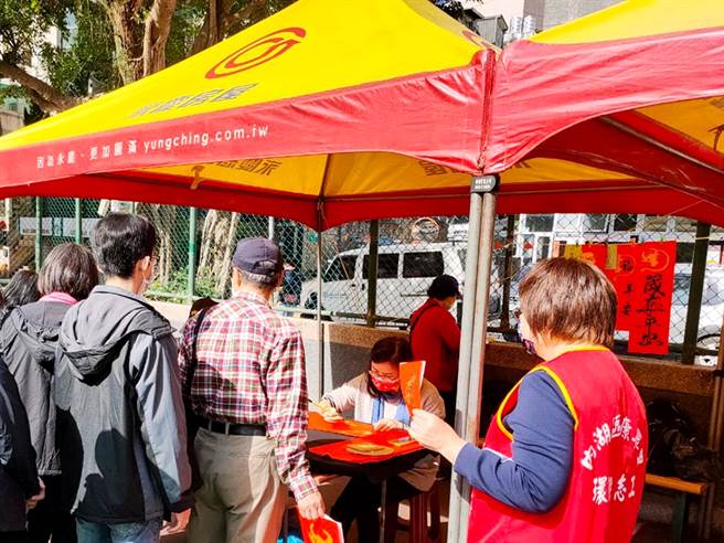 康寧里郑秀凤里长每年都会带领书法老师们为民眾现场挥毫。(图/永庆房屋提供)