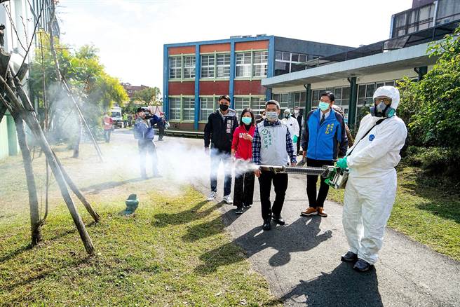 宜兰市长江聪渊（右三）等人今天前往宜兰市幸福转运站，了解清洁队消毒作业，并强调市公所会在各人潮聚集处加强防疫。（李忠一摄）