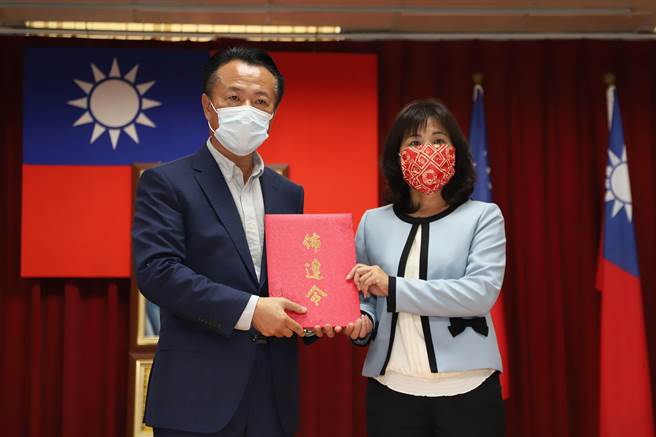 嘉义县卫生局长今3日上午布达，由现任代理局长赵纹华正式真除宣誓就职，成嘉县首位护理师出身的卫生局长。（嘉义县政府提供∕吕妍庭摄）