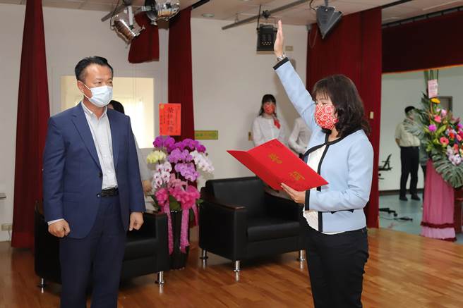 嘉义县卫生局长今3日上午布达，由现任代理局长赵纹华正式真除宣誓就职，成嘉县首位护理师出身的卫生局长。（嘉义县政府提供∕吕妍庭摄）