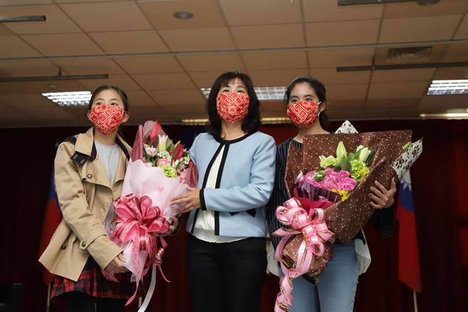 嘉义县卫生局长今3日上午布达，由现任代理局长赵纹华正式真除宣誓就职，成嘉县首位护理师出身的卫生局长。（嘉义县政府提供∕吕妍庭摄）