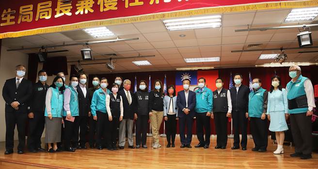 嘉义县卫生局长今3日上午布达，由现任代理局长赵纹华正式真除宣誓就职，成嘉县首位护理师出身的卫生局长。（嘉义县政府提供∕吕妍庭摄）