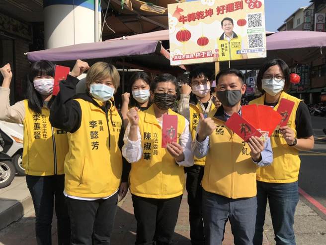 農曆年節將至，時代力量主席陳椒華3日協同市議員林于凱在三民區陽明市場發春聯及紅包，希望讓高雄居民沾沾喜氣。(洪浩軒攝)