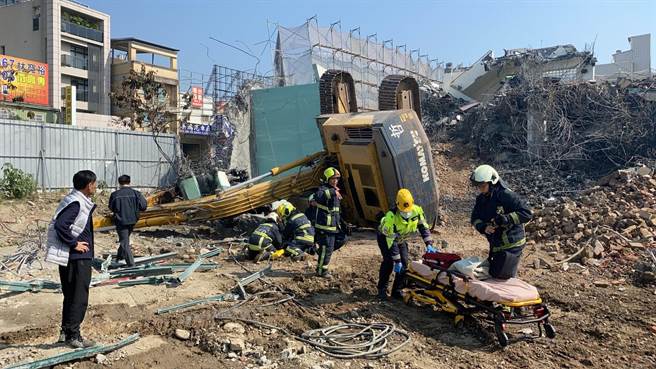 61岁蔡姓男工人驾驶挖土机，进行校舍拆除工程，当时在工地建筑物2楼处施工，却疑重心不稳往后倾倒，跌落1楼。（读者提供／张妍溱台中传真）