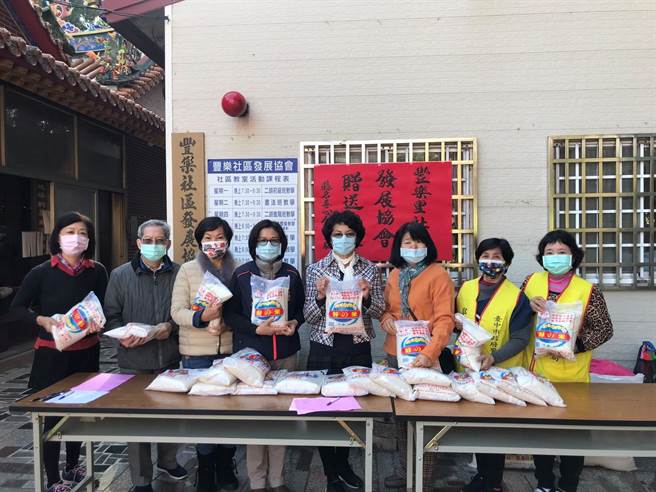 台中市南屯區豐樂里社區發展協會理事長陳文應發起贈送愛心白米活動。（民眾提供／盧金足台中傳真）