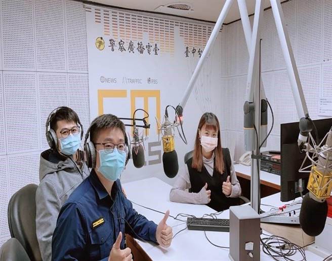 台中市黎明派出所所長林澤聰前往警察廣播電台台中分台，向「空中」聽眾宣導在春節期間警方維護治安與交通順暢的具體作為。（民眾提供／盧金足台中傳真）