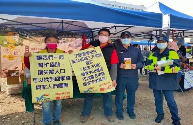 台中市警察局第四分局出動各單位員警配合志工、民防與義警，特至各宮廟、教會向民眾宣導防疫。（民眾提供／盧金足台中傳真）