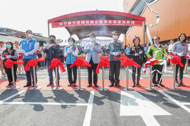 縣長楊文科（中）等人為竹東信義立體停車場落成啟用剪綵。（羅浚濱攝） 