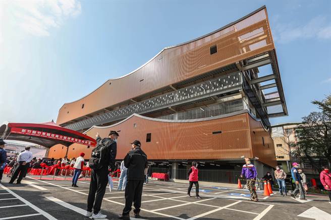 斥資1.54億元興建的竹東鎮信義立體停車場，採用客家民居屋脊為意象設計。（羅浚濱攝）