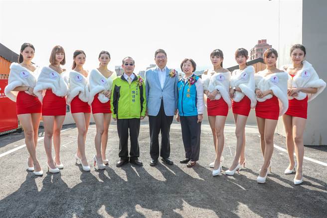 竹東鎮信義立體停車場頂層可眺望五指山及鵝公髻山，縣長楊文科（中）等人和網美特別拍照打卡留念。（羅浚濱攝）