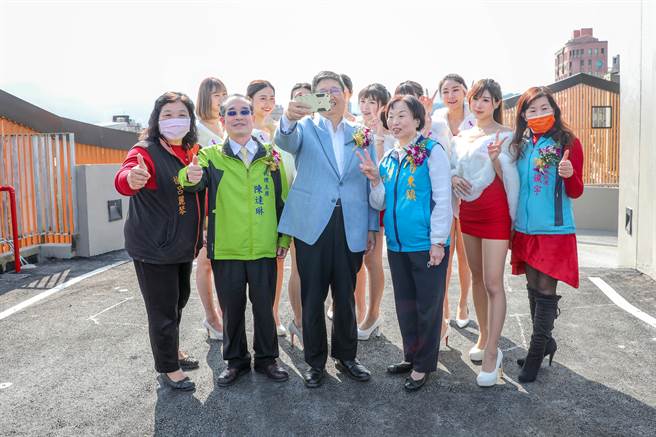竹東鎮信義立體停車場頂層可眺望五指山及鵝公髻山，縣長楊文科（中）等人和網美特別拍照打卡留念。（羅浚濱攝）