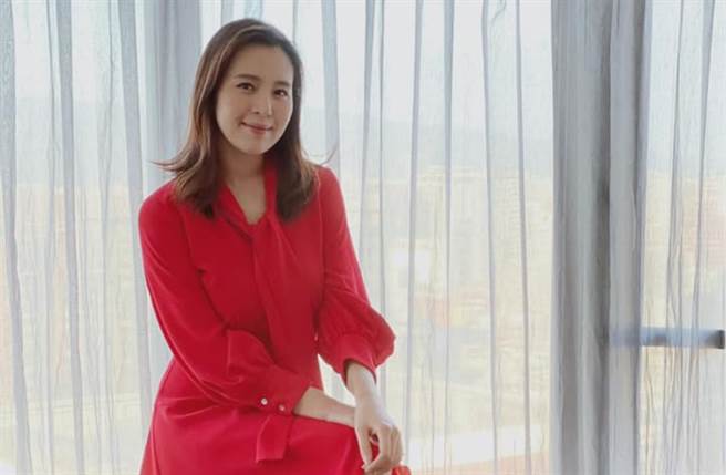 劉品言近日在IG曬出一組火紅穿搭寫真，展現優雅女人味。（圖／IG@esther88）