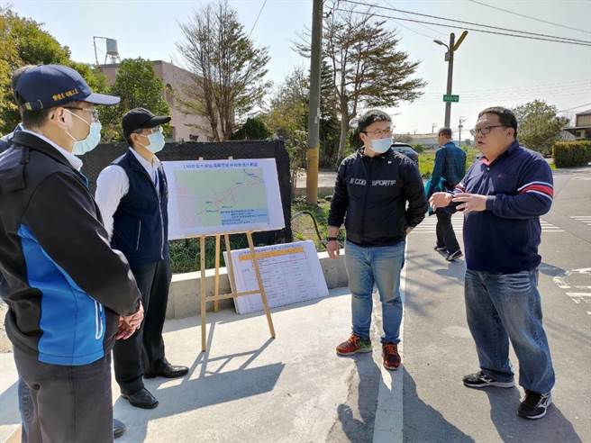 台中市议员施志昌邀集相关单位会勘，要求儘速修復路面。（王文吉摄）
