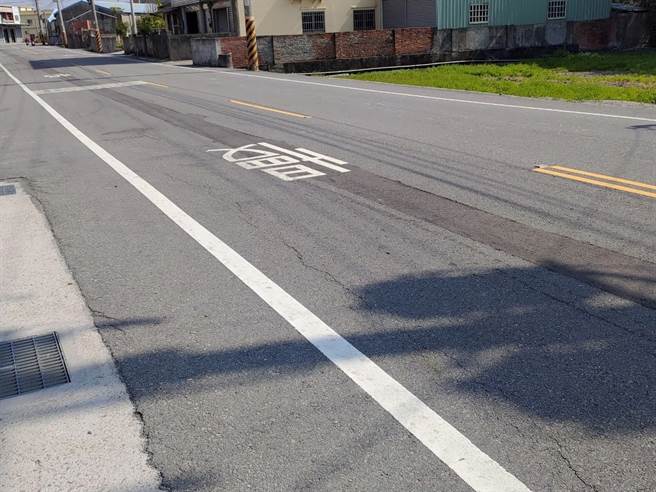 台中市大安区福兴里自来水延管工程已完工2年，路面至今仍未修復。（王文吉摄）