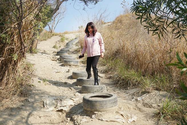 臨近烏日區知高圳步道的「好漢坡」，因地處多位地主所有，民眾自行以廢輪胎修築了一條步道，台中市議員吳瓊華3日試走了一段，表示很難行走，現已獲得地主同意，市府將來改善。（黃國峰攝）