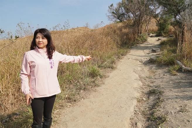臨近烏日區知高圳步道的「好漢坡」，因地處多位地主所有，民眾自行以廢輪胎修築了一條步道，台中市議員吳瓊華3日表示很難行走，現已獲得地主同意，市府將來改善。（黃國峰攝）
