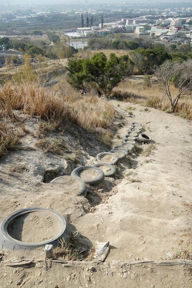 臨近烏日區知高圳步道的「好漢坡」登頂可飽覽大肚、烏日景色，是打卡景點，不過步道是民眾自行以廢輪胎修築，相當難走。（黃國峰攝）