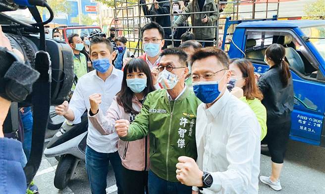 台北市党部主委吴怡农（左）力挺黄捷，口误称「好的议员我们让他继续认真在台北市议会」。（图／摘自赵天麟脸书）