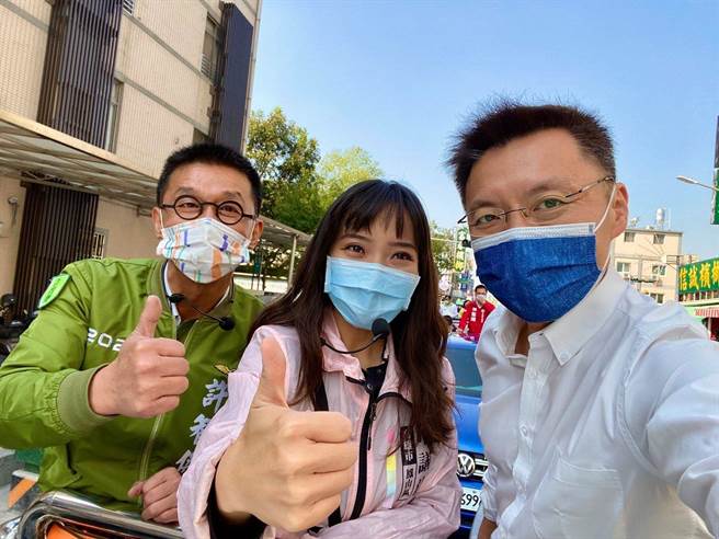 民进党立委许智杰（左）、赵天麟（右）陪同黄捷车队扫街。（图／摘自赵天麟脸书）