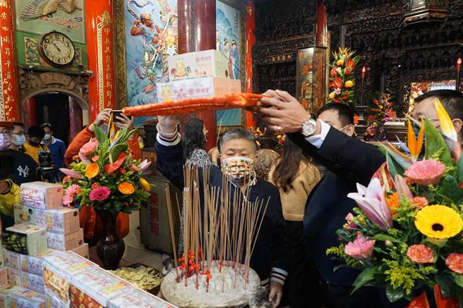 镇澜宫董事长顏清标主持「大甲妈联名口罩」过火仪式。（王文吉摄）