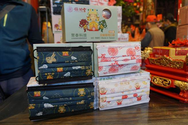 「大甲妈联名口罩」共有8款印花色，10余款单色。（王文吉摄）