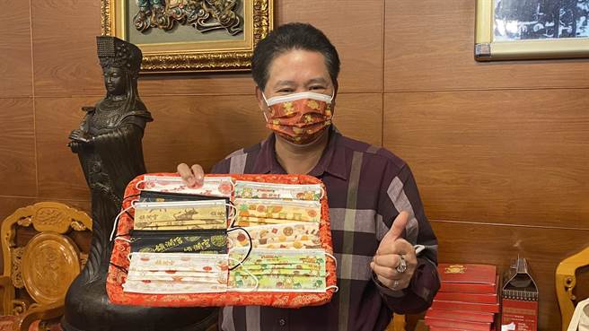 镇澜宫副董事长郑铭坤强调，联名厂商都会签订授权合约，购买时一定要认明镇澜宫钢印。（王文吉摄）