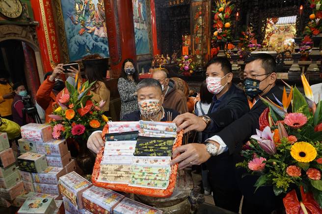 镇澜宫董事长顏清标主持「大甲妈联名口罩」过火仪式。（王文吉摄）