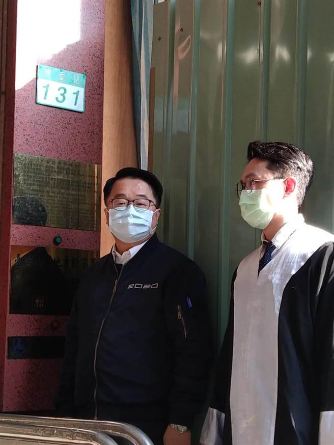 立委吴秉叡（左）不满网友在脸书社团等网路平台上，指他介入疫苗採购，可抽3亿美元回扣，今天下午3时30分到台北地检署控告涉嫌散布谣言的10名网友加重诽谤。（陈志贤摄）