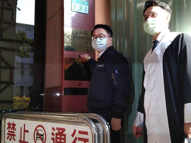 立委吴秉叡（左）不满网友在脸书社团等网路平台上，指他介入疫苗採购，可抽3亿美元回扣，今天下午3时30分到台北地检署控告涉嫌散布谣言的10名网友加重诽谤。（陈志贤摄）