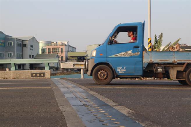 台南市安南區台江大道1日深夜傳出重大車禍，死者家屬針對路面提出質疑。（李宜杰攝）
