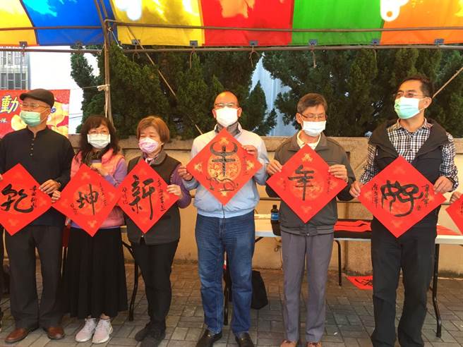 議長張清照照露一手，親自開筆，認真書寫了一個「牛」字，祝福大家都能「牛」轉乾坤好運到！（市議會議長張清照福務處提供）