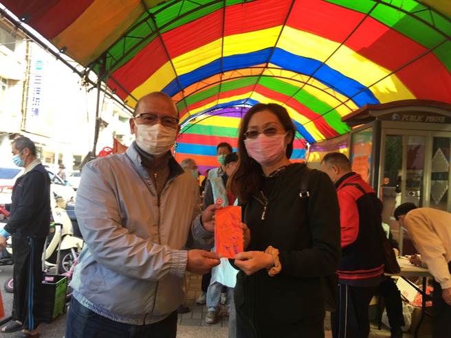 議長張清照照露一手，親自開筆，認真書寫了一個「牛」字，祝福大家都能「牛」轉乾坤好運到！（市議會議長張清照福務處提供）