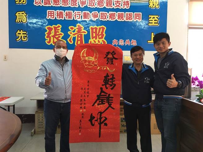 議長張清照照露一手，親自開筆，認真書寫了一個「牛」字，祝福大家都能「牛」轉乾坤好運到！（市議會議長張清照福務處提供）