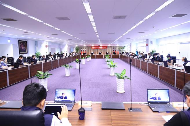 台中市长卢秀燕强调，唯有方向一致、脚步一致，防疫才做得好。（卢金足摄）