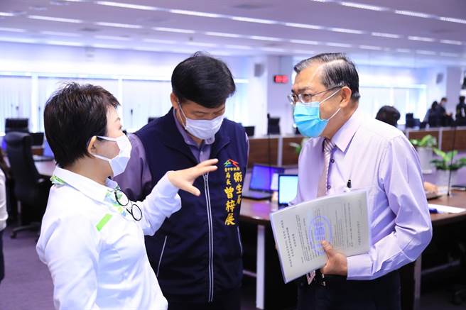 台中市长卢秀燕强调，唯有方向一致、脚步一致，防疫才做得好。（卢金足摄）