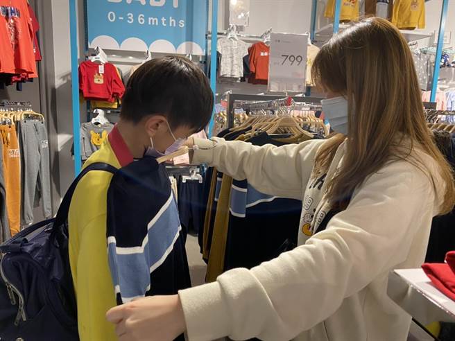 NET與家扶間的合作已達十多年，在疫情肆虐的2021年仍堅持持續提供這份暖意給台北家扶的兒少，並且讓家扶的孩子於2月3日到店面採購新衣。（台北家扶提供／林良齊台北傳真）