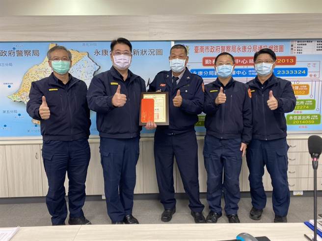 台南永康民防中隊64歲陳姓隊員（左三）日前驚見自己的姪兒媳險遭詐騙，立刻協助並守住150萬元。（警方提供／李宜杰台南傳真）