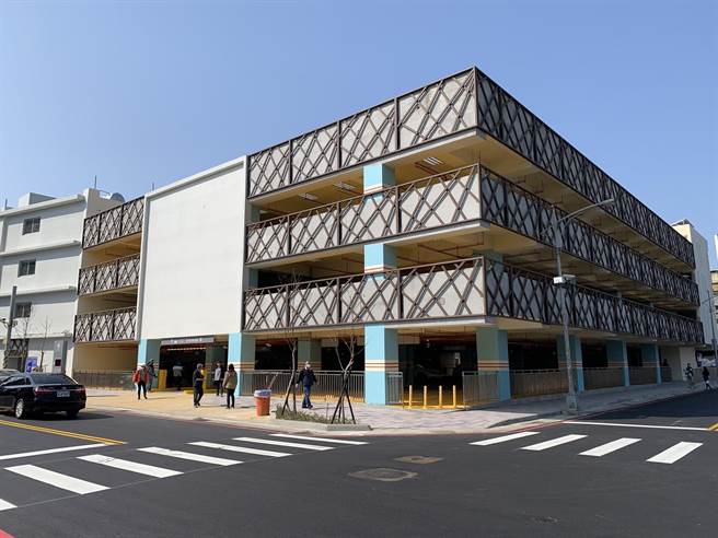 竹仁立體停車場完工啟用，提供汽車停車位223格，機車停車位126格。（莊旻靜攝）