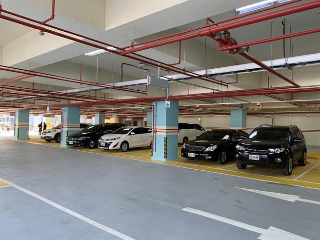 竹仁立體停車場完工啟用，提供汽車停車位223格，機車停車位126格。（莊旻靜攝）